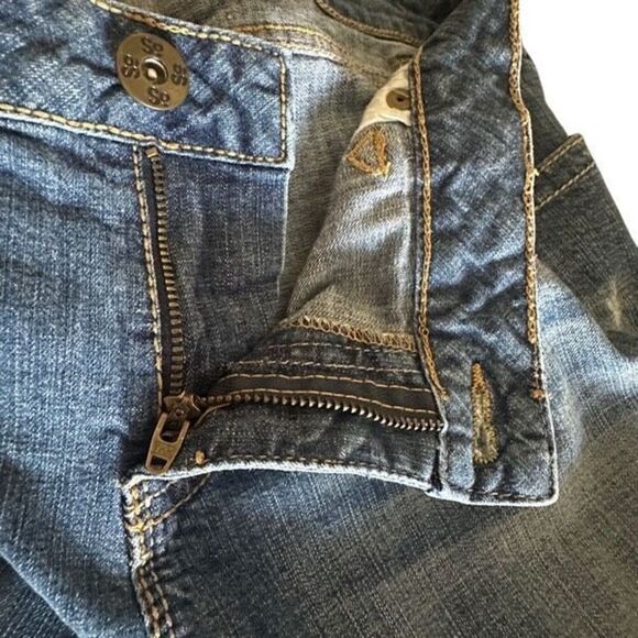 So Blue Mid-rise Distressed Zip Fly Cuffed Jean Denim Shorts Ladies Size 17 - Picture 3 of 12